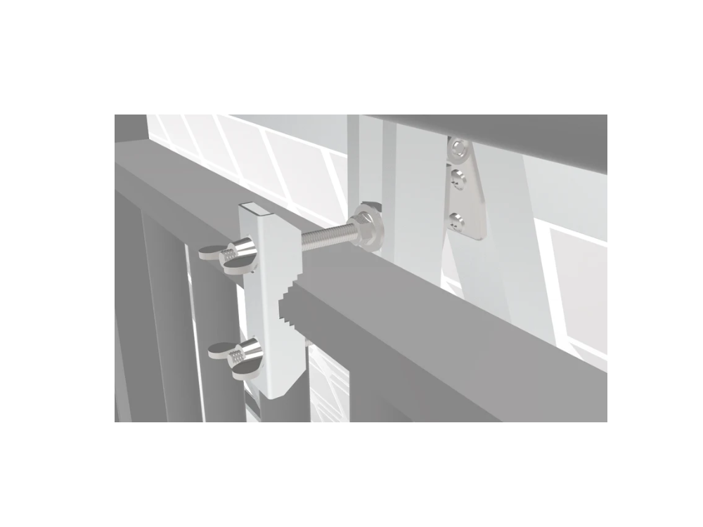 Detail Ansicht der Klemme des aufgeständerten Montagekits an einem Balkon für ein Solarmodul