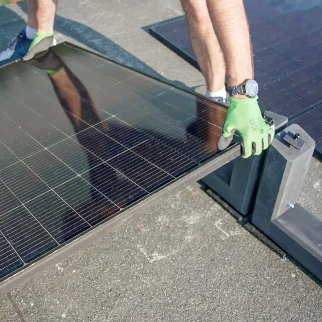 Balkonkraftwerk 400W (450Wp) bifazial Wattstone Feinbeton Aufständerung 15° Komplettset - Solarfabrik