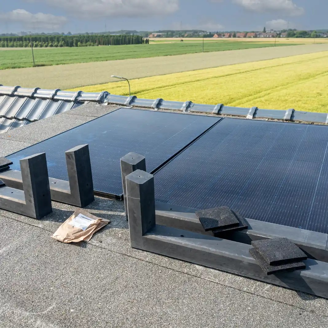 Balkonkraftwerk 400W (450Wp) bifazial Wattstone Feinbeton Aufständerung 15° Komplettset - Solarfabrik