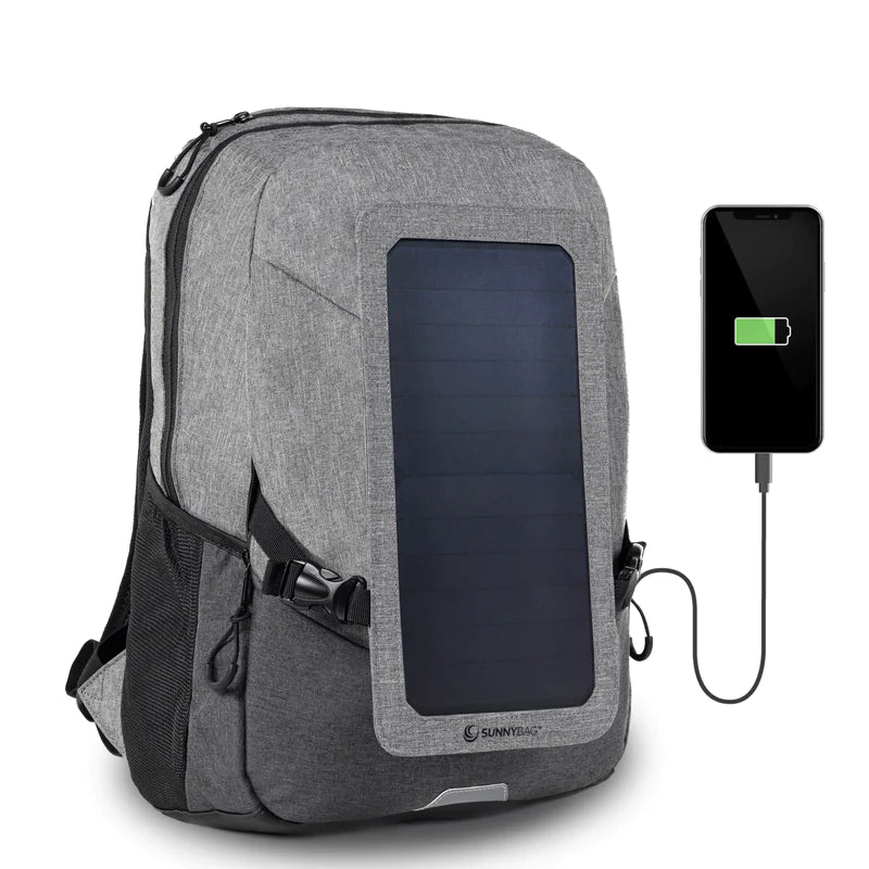 Ein Handy das vom Sunnybag Solarrucksack geladen wird