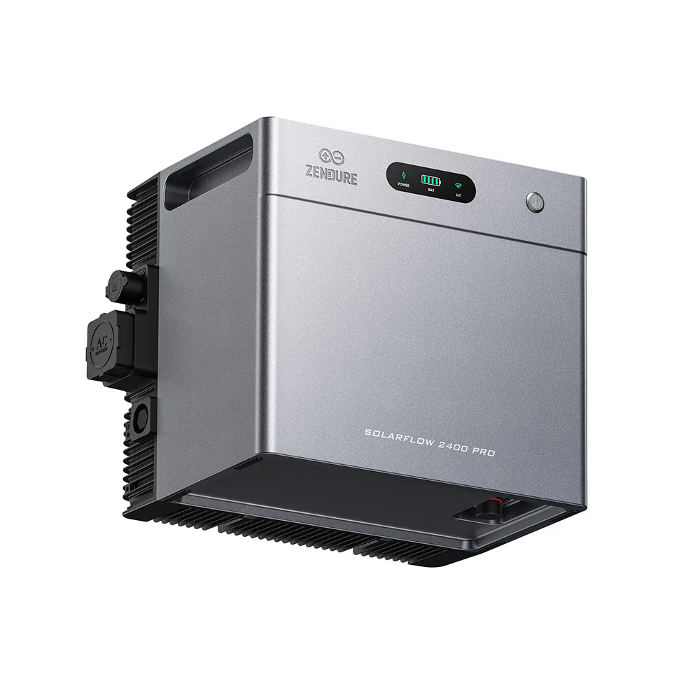 Zendure Solarflow 2400 Pro Solarspeicher – Schrägansicht von vorne links mit AC-Ausgang und Kühlrippen